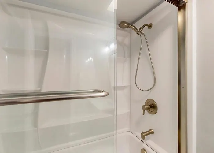 Incredibly Convenient With Balcony Washer & Dryer Ac Shared Pools Gym Tennis